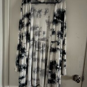 HEIMISH USA Black and White Tie-Dye Top